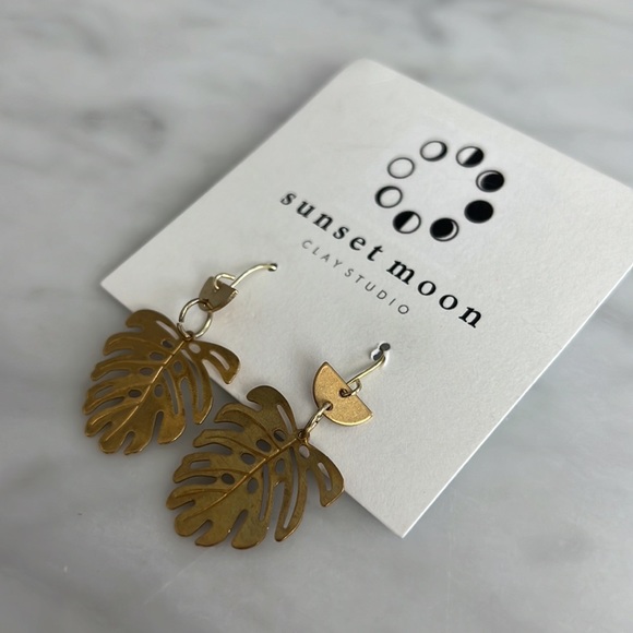 🌼HANDMADE🌼 Brass Monstera Leaf Earrings, Small - Picture 2 of 5